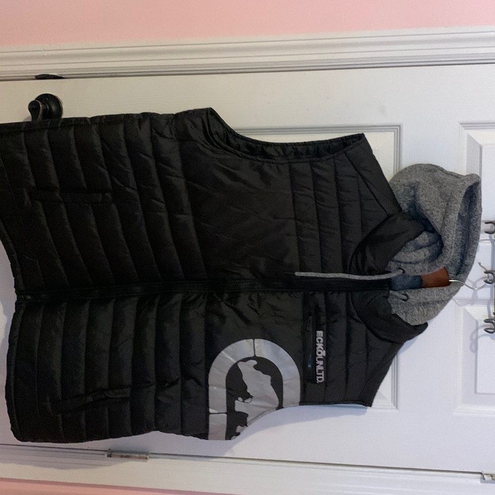 Ecko unlimited, black vest with hoodie!